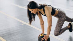 Mujer haciendo ejercicio en el gimnasio