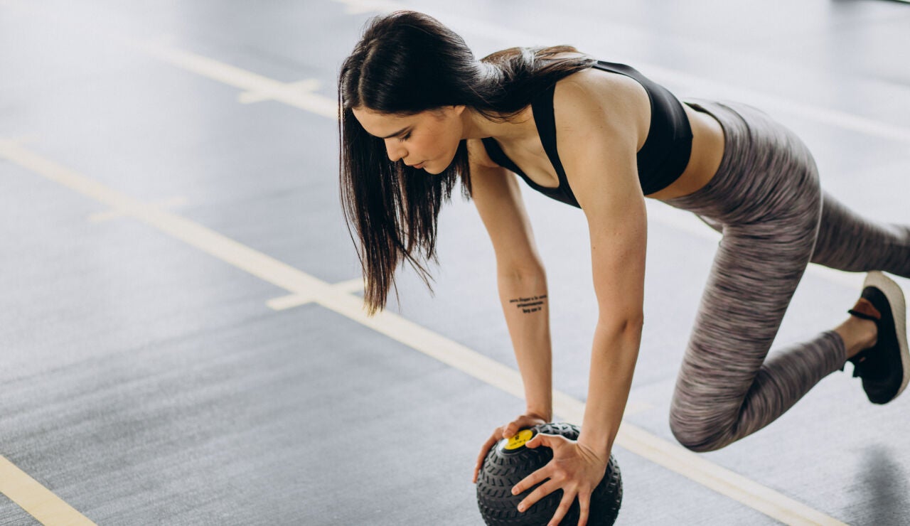 Mujer haciendo ejercicio en el gimnasio