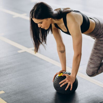 Mujer haciendo ejercicio en el gimnasio