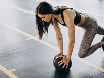 Mujer haciendo ejercicio en el gimnasio
