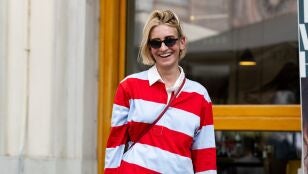 Mujer que viste con estampado de rayas