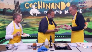 El homenaje culinario de David de Jorge a Juan y Medio con sus "kokotxas flamencas"