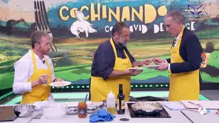 El homenaje culinario de David de Jorge a Juan y Medio con sus "kokotxas flamencas"