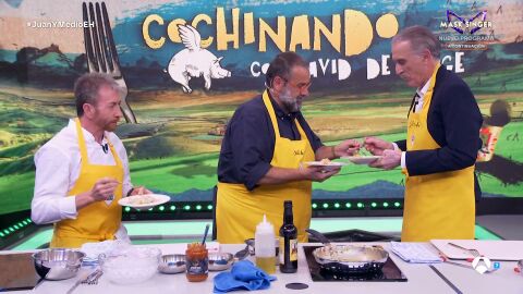 El homenaje culinario de David de Jorge a Juan y Medio con sus "kokotxas flamencas"