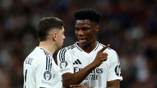 Valverde y Tchouam&eacute;ni, en un partido del Real Madrid