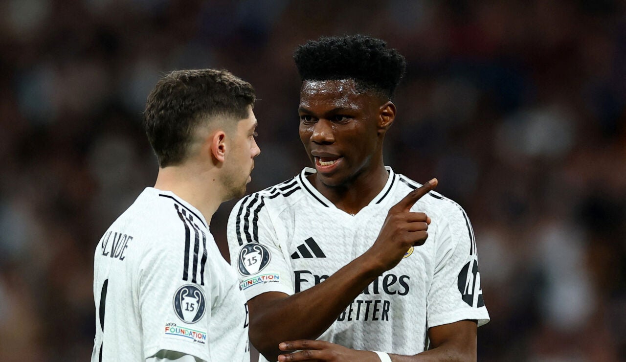 Valverde y Tchouam&eacute;ni, en un partido del Real Madrid