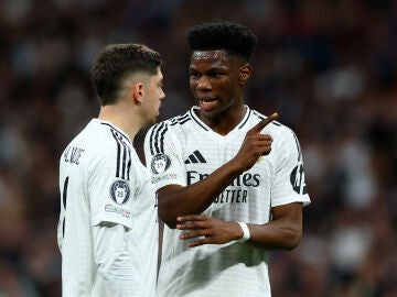 Valverde y Tchouam&eacute;ni, en un partido del Real Madrid