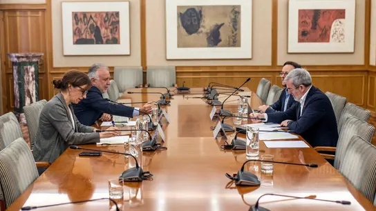 La ministra de Sanidad, Mónica García, y el responsable de Política Territorial, Ángel Víctor Torres, se reúnen con el presidente de Canarias, Fernando Clavijo La ministra de Sanidad, Mónica García, y el responsable de Política Territorial, Ángel Víctor Torres, se reúnen con el presidente de Canarias, Fernando Clavijo