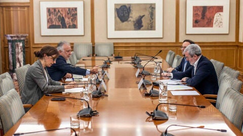 La ministra de Sanidad, M&oacute;nica Garc&iacute;a, y el responsable de Pol&iacute;tica Territorial, &Aacute;ngel V&iacute;ctor Torres, se re&uacute;nen con el presidente de Canarias, Fernando Clavijo 