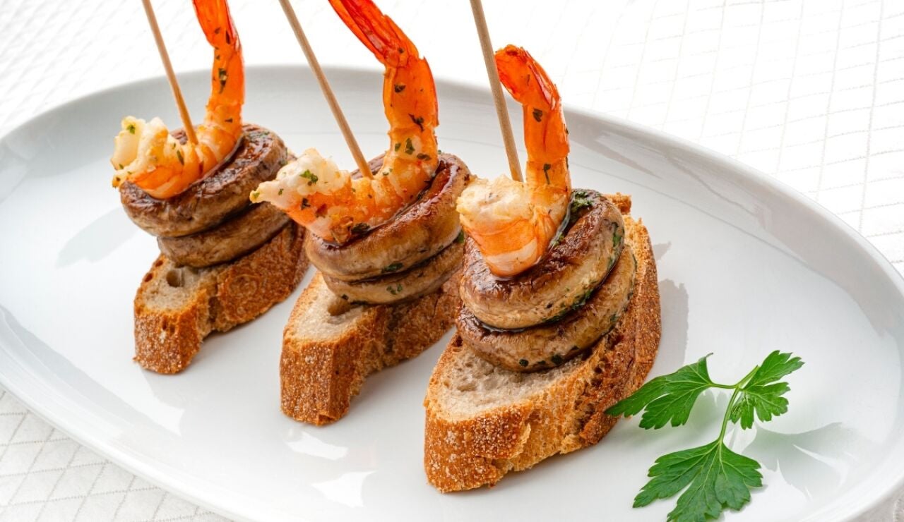 Pincho de champi&ntilde;&oacute;n con langostino, de Argui&ntilde;ano: "En 15 minutos tienes un aperitivo incre&iacute;ble para 10-12 personas"