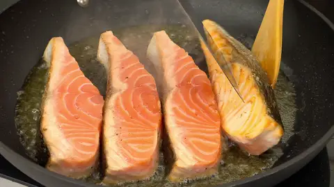 Salpimienta y cocínalos en la sartén Salpimienta y cocínalos en la sartén