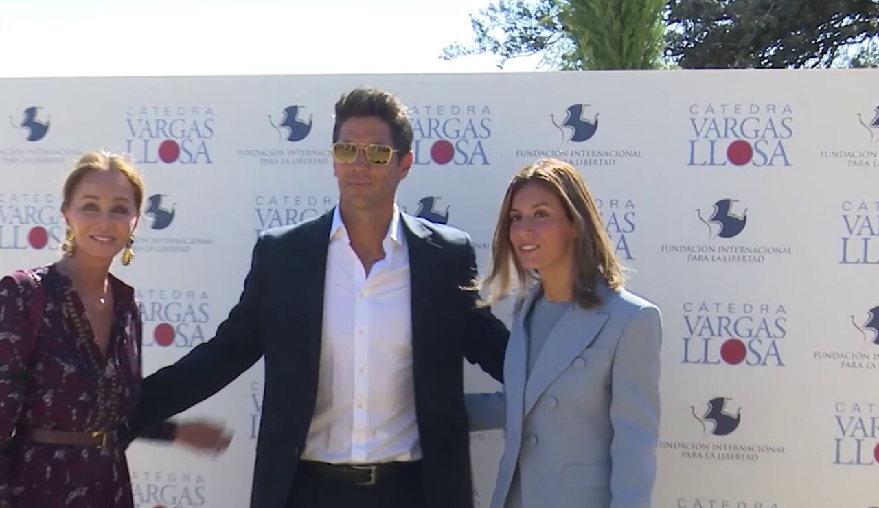 Ana Boyer y Fernando Verdasco posando junto a Isabel Preysler en 2021