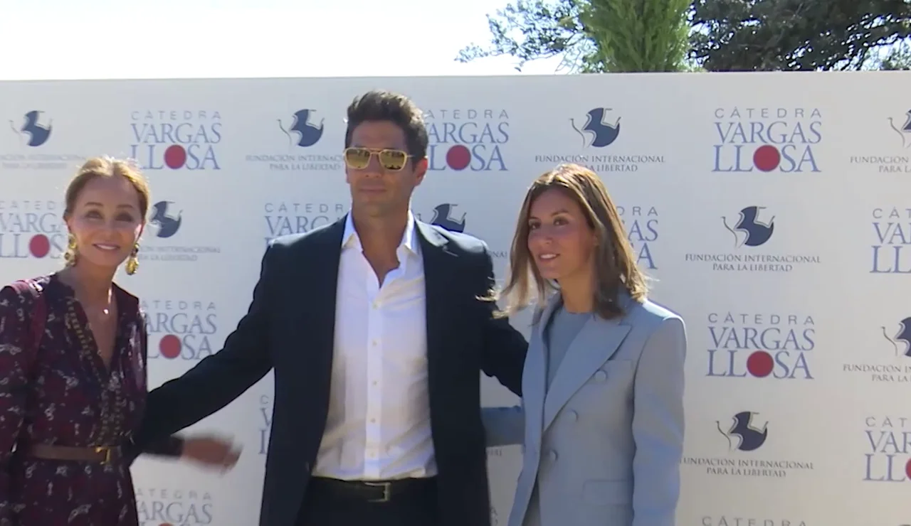Ana Boyer y Fernando Verdasco posando junto a Isabel Preysler en 2021
