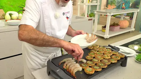Sazona y cocina los langostinos en la misma plancha Sazona y cocina los langostinos en la misma plancha
