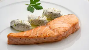 Salmón con labneh de hierbas, de Joseba Arguiñano