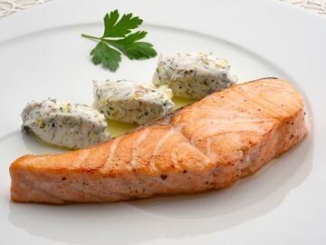 Salm&oacute;n con labneh de hierbas, de Joseba Argui&ntilde;ano