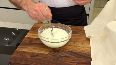 Para el labneh, mezcla el yogur con la sal