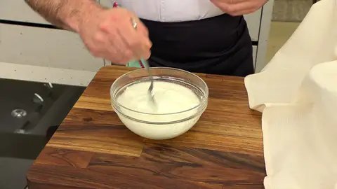 Para el labneh, mezcla el yogur con la sal Para el labneh, mezcla el yogur con la sal