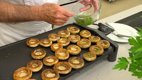 Dales la vuelta y con ayuda de una cucharilla rellena el hueco con el aceite de ajo y perejil Dales la vuelta y con ayuda de una cucharilla rellena el hueco con el aceite de ajo y perejil