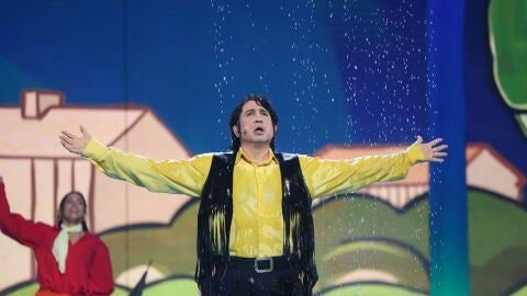 An&iacute;bal G&oacute;mez esquiva a la mala suerte en su imitaci&oacute;n de BJ Thomas&hellip; &iexcl;pero acaba empapado!