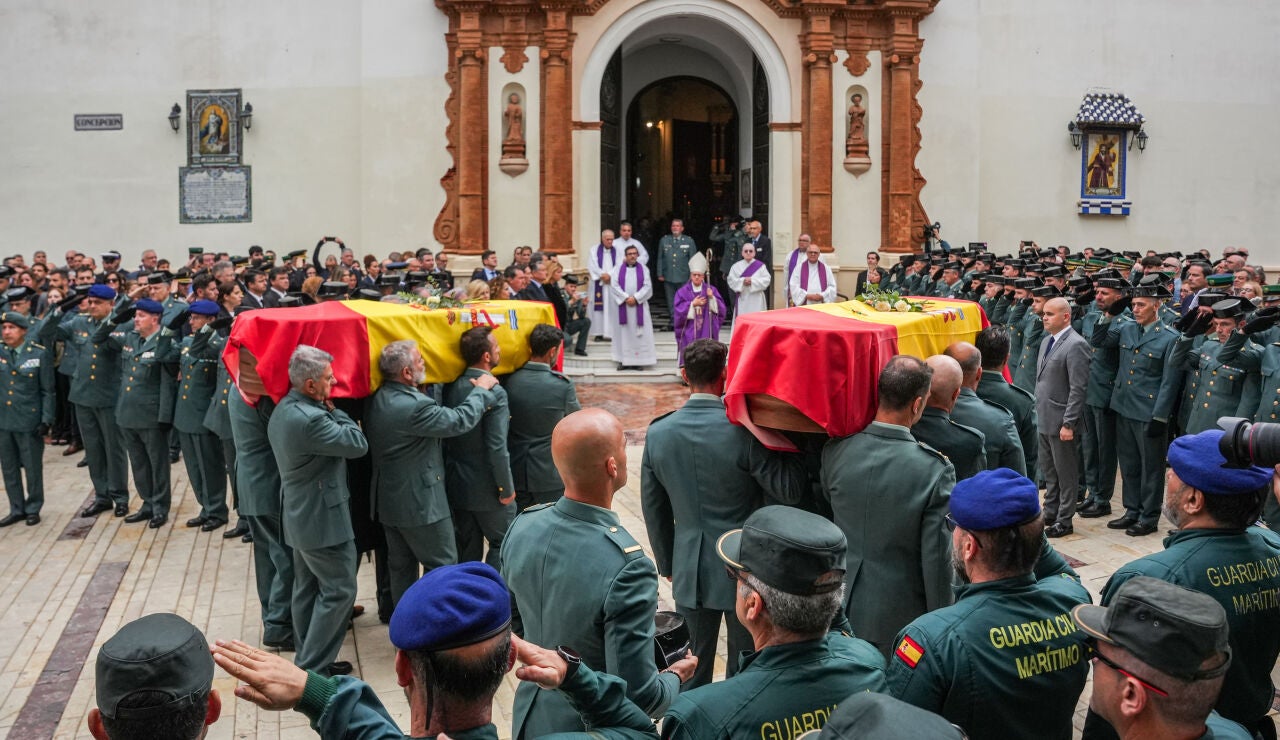 Los f&eacute;retros de los dos agentes fallecidos en el funeral celebrado en la Parroquia de la Pur&iacute;sima Concepci&oacute;n de la capital onubense
