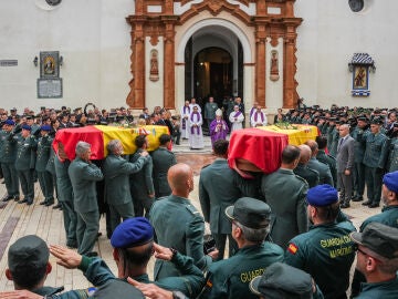 Los f&eacute;retros de los dos agentes fallecidos en el funeral celebrado en la Parroquia de la Pur&iacute;sima Concepci&oacute;n de la capital onubense
