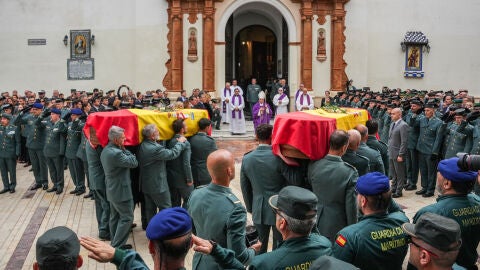 Los f&eacute;retros de los dos agentes fallecidos en el funeral celebrado en la Parroquia de la Pur&iacute;sima Concepci&oacute;n de la capital onubense