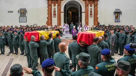Los féretros de los dos agentes fallecidos en el funeral celebrado en la Parroquia de la Purísima Concepción de la capital onubense Los féretros de los dos agentes fallecidos en el funeral celebrado en la Parroquia de la Purísima Concepción de la capital onubense