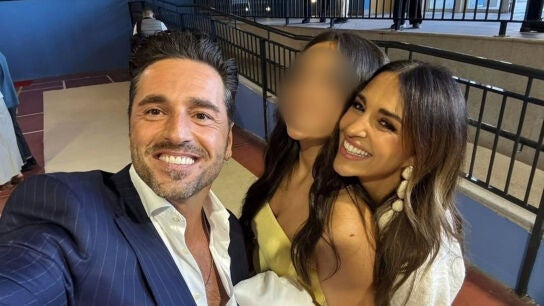 David Bustamante y Paula Echevarr&iacute;a junto a su hija Daniella el d&iacute;a de su graduaci&oacute;n