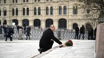  El presidente ruso, Vladimir Putin, deposita flores durante una ceremonia en Mosc&uacute; 