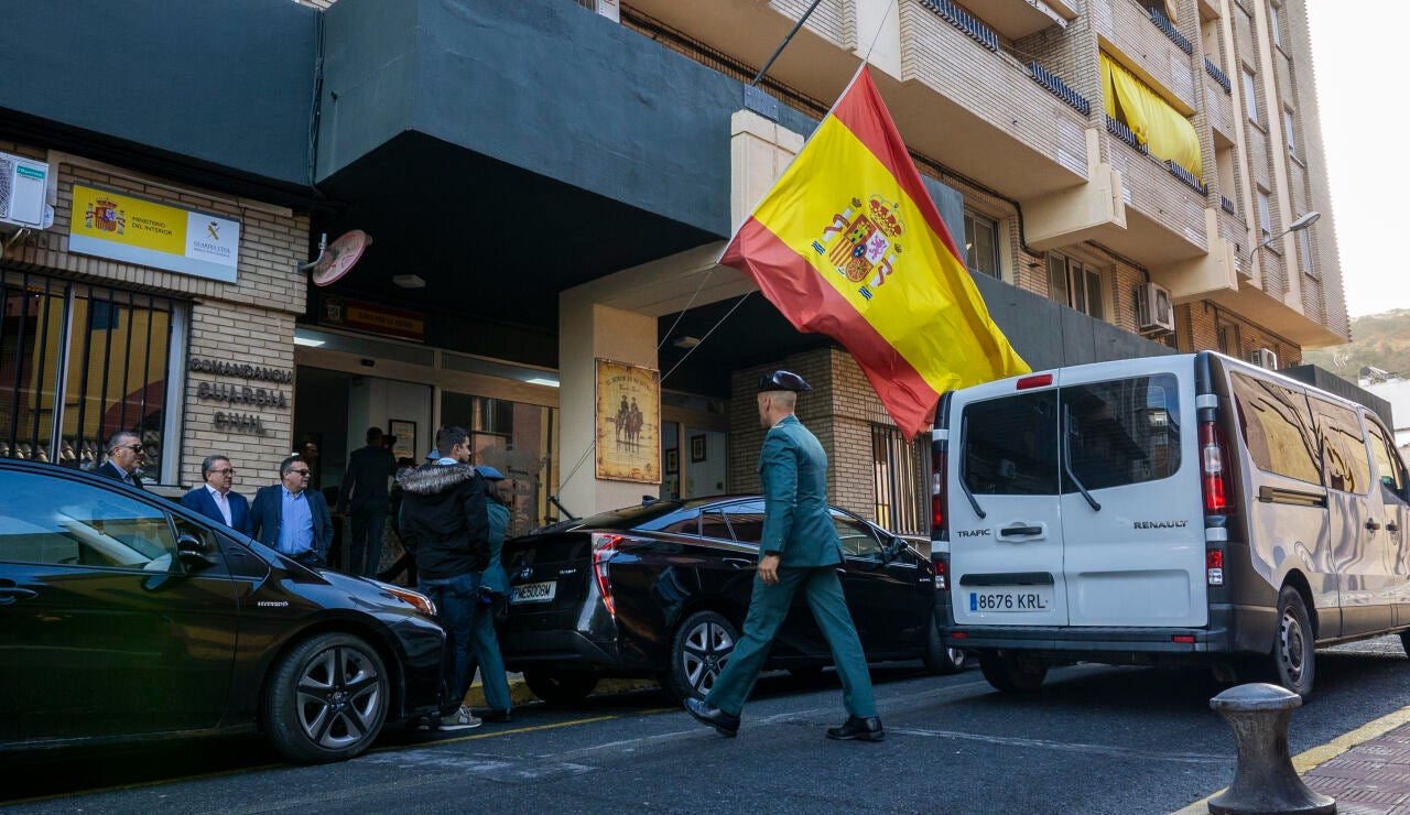 Asistentes a la capilla ardiente de los agentes fallecidos este s&aacute;bado, en la Comandancia de la Guardia Civil de Huelva (Andaluc&iacute;a). 