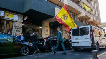 Asistentes a la capilla ardiente de los agentes fallecidos este s&aacute;bado, en la Comandancia de la Guardia Civil de Huelva (Andaluc&iacute;a). 