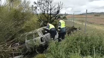 Coche calcinado fuera de la v&iacute;a de la A-11 en Zamora