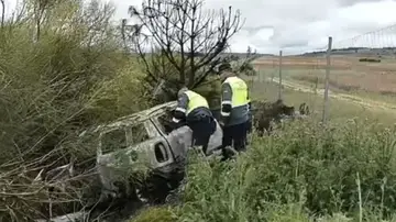 Coche calcinado fuera de la vía de la A-11 en Zamora Coche calcinado fuera de la vía de la A-11 en Zamora