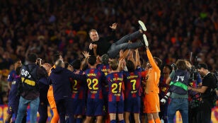 Los jugadores del Bar&ccedil;a mantean a Flick tras ganar la Liga ante el Real Madrid