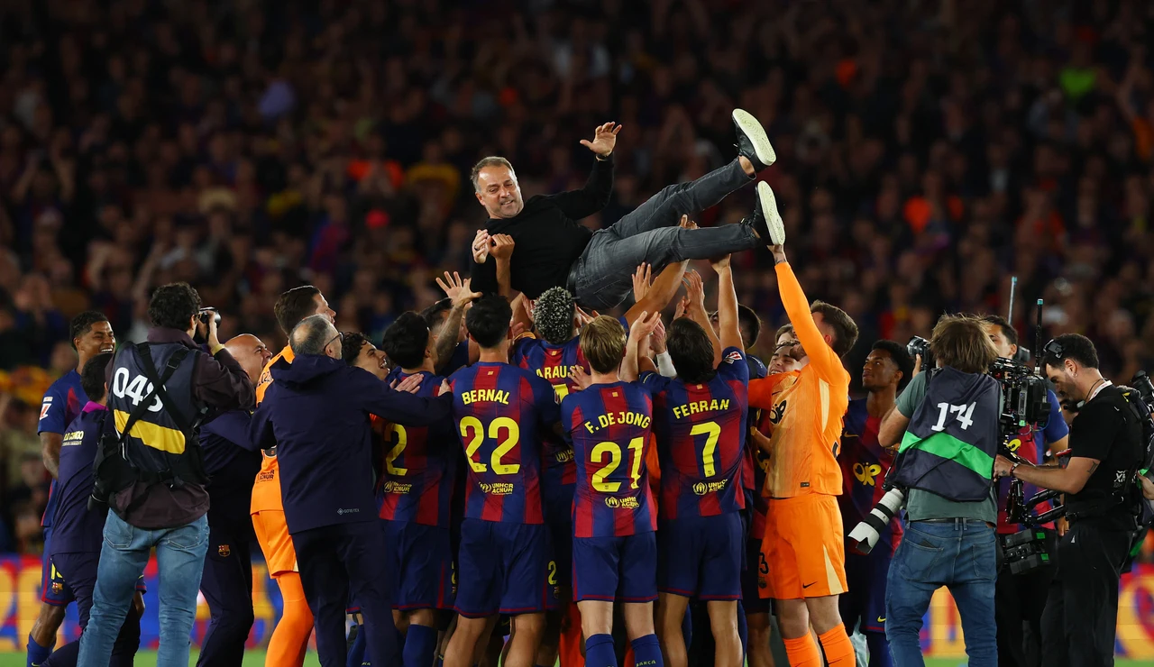 Los jugadores del Barça mantean a Flick tras ganar la Liga ante el Real Madrid
