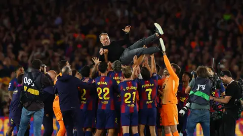 Los jugadores del Barça mantean a Flick tras ganar la Liga ante el Real Madrid Los jugadores del Barça mantean a Flick tras ganar la Liga ante el Real Madrid