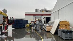 Bomberos de la Diputaci&oacute;n de Zamora intervienen en la fuga de amoniaco en una empresa en Roales del Pan.
