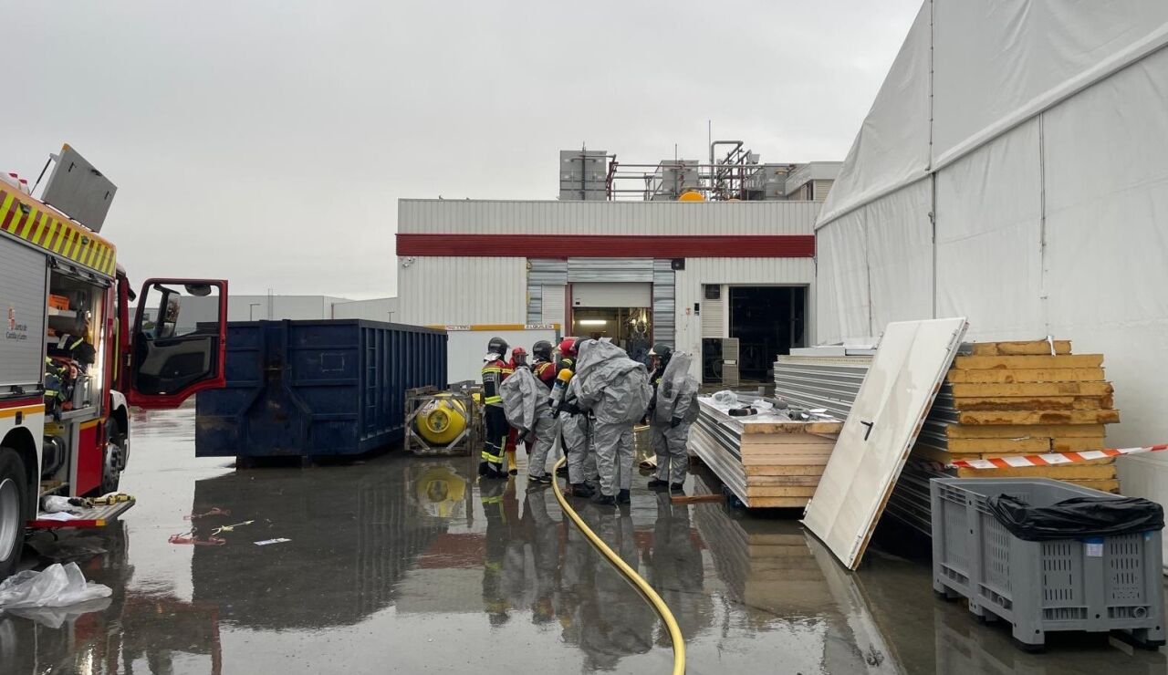 Bomberos de la Diputaci&oacute;n de Zamora intervienen en la fuga de amoniaco en una empresa en Roales del Pan.