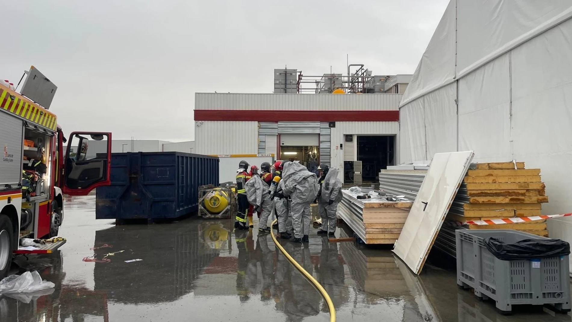 Bomberos de la Diputación de Zamora intervienen en la fuga de amoniaco en una empresa en Roales del Pan. Bomberos de la Diputación de Zamora intervienen en la fuga de amoniaco en una empresa en Roales del Pan.