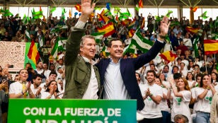 El candidato a la reelecci&oacute;n de la Presidencia de la Junta, Juanma Moreno, y el presidente del Partido Popular, Alberto N&uacute;&ntilde;ez Feij&oacute;o