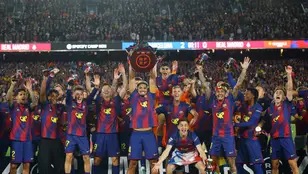 Los jugadores del Barça levantan el trofeo liguero
