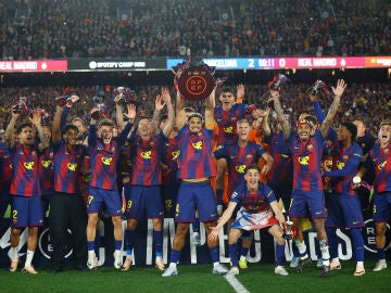 Los jugadores del Bar&ccedil;a levantan el trofeo liguero