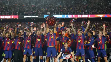 Los jugadores del Barça levantan el trofeo liguero Los jugadores del Barça levantan el trofeo liguero