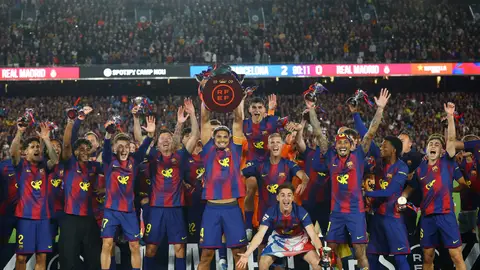 Los jugadores del Barça levantan el trofeo liguero Los jugadores del Barça levantan el trofeo liguero