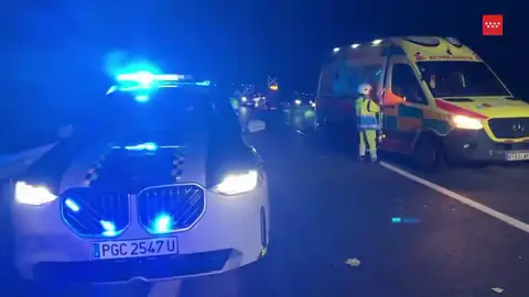Mueren un joven de 25 años embestido por un coche tras chocar contra un camión en el Molar, Madrid Mueren un joven de 25 años embestido por un coche tras chocar contra un camión en el Molar, Madrid