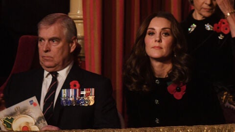 El príncipe Andrés y Kate Middleton en un acto