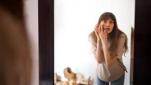 Mujer mirándose el rostro