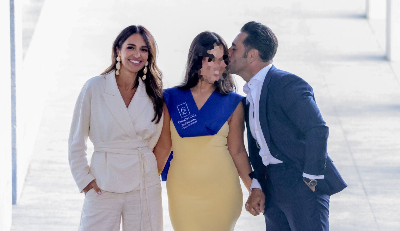 Daniella Bustamante en su graduaci&oacute;n junto a sus padres, Paula Echevarr&iacute;a y David Bustamante