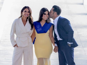 Daniella Bustamante en su graduaci&oacute;n junto a sus padres, Paula Echevarr&iacute;a y David Bustamante